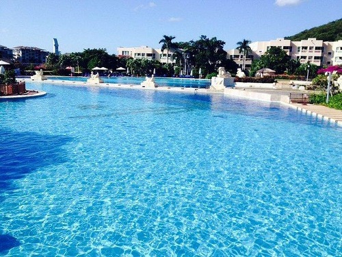 使用泳池設(shè)備后的游泳池清澈見底