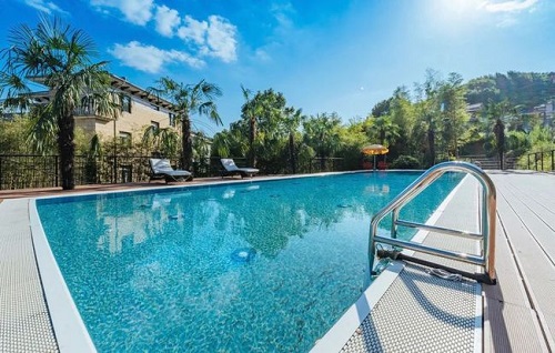 清澈蔚藍的游泳池