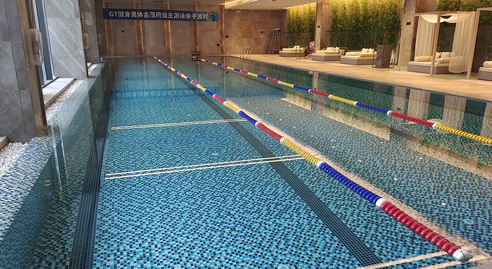 清澈見底的游泳池