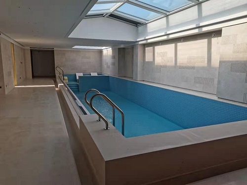 山東煙臺濱湖萬麗小區(qū)建設了一個會所泳池