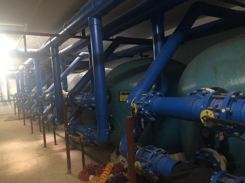 泳池設備機房中的過濾砂缸