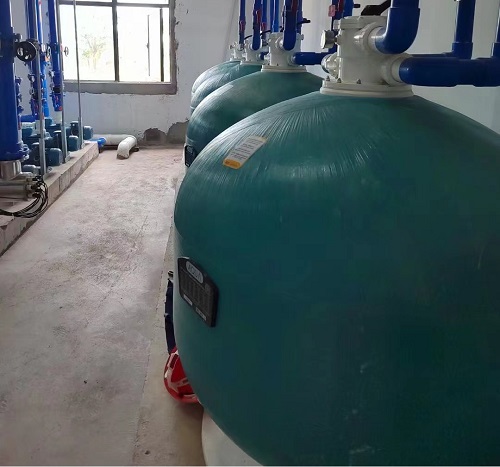 泳池設(shè)備機(jī)房中的過濾砂缸