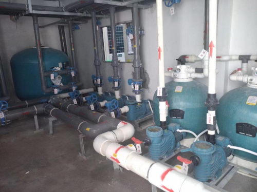 泳池設備機房里的循環(huán)水泵